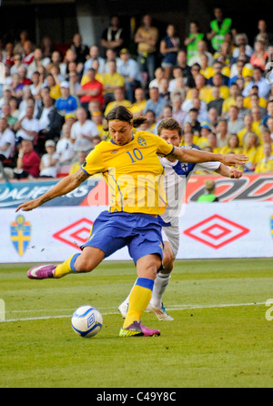 Partita internazionale di calcio Svezia Finlandia vs Zlatan Ibrahimovic SWE con la palla Foto Stock