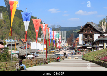 La città di Triberg Germania - l'approccio alla cascata Foto Stock