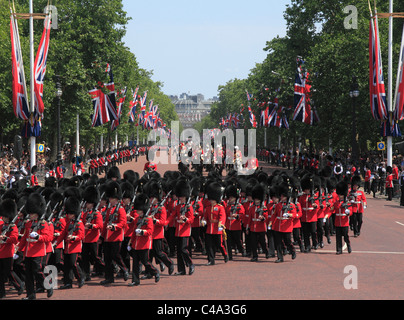Processione nel Centro Commerciale a Trooping della cerimonia di colore con guardie granatieri in primo piano. Foto Stock