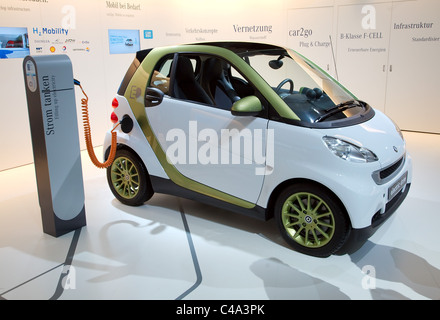 Mercedes Smart fortwo electric drive con caricabatteria derivazioni o cavo di ricarica Foto Stock