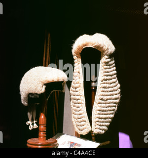 Giudici dell'alta Corte parrucche giudicano parrucche e avvocati barrister parrucche in mostra alla vetrina di Ede e Ravenscroft in Chancery Lane a Londra WC2 Inghilterra Regno Unito Gran Bretagna KATHY DEWITT Foto Stock