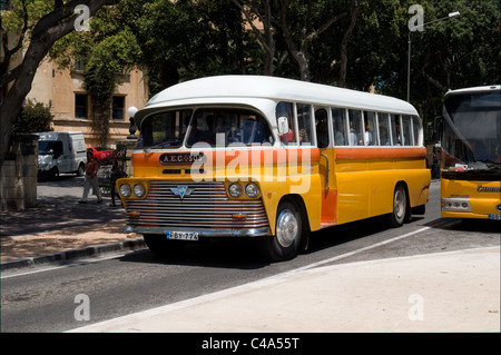 Un tradizionale maltese autobus lascia la Valletta la stazione di autobus sul percorso 45 verso Cirkawwa dove il traghetto Gozo esce dal. Foto Stock