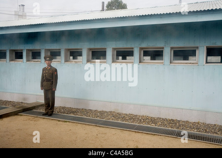 Soldato dell'esercito nordcoreano in servizio lungo il 38° parallelo a Panmunjom (Corea del Nord, DPRK). Frontiera tra Corea del Nord e Corea del Sud Foto Stock