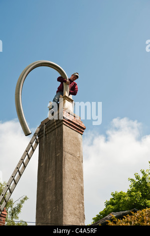 Inserimento di un rivestimento flessibile del camino in un vecchio camino, Regno Unito Foto Stock