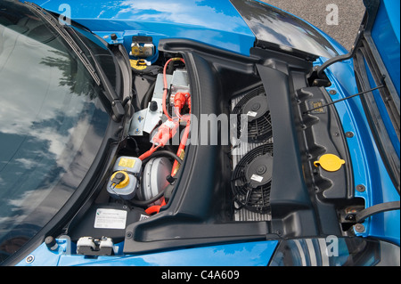 La Tesla Roadster Sport auto elettrica. Una vista al di sotto del cofano (il cofano) Foto Stock