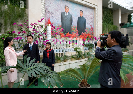 Troupe televisive a Kim Jong-il mostra floreale di Pyongyang Corea del Nord (DPRK) Foto Stock