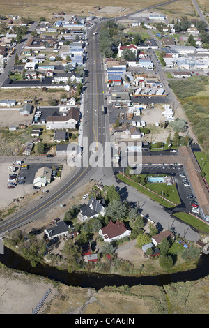 VISTA AEREA. Città di Bridgeport. Sierra Nevada orientale, contea di Mono, California, Stati Uniti. Foto Stock