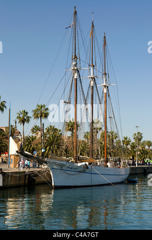 Una piena truccate nave ormeggiata nel porto di Barcellona Foto Stock