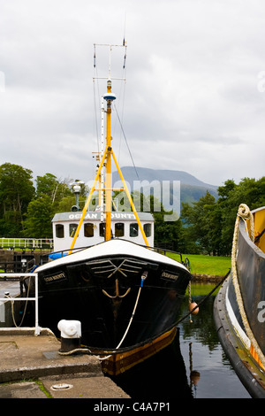 Una barca ormeggiata su Caledonian Canal a Corpach bacino vicino a Fort William in Scozia Foto Stock