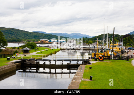 Serrature su Caledonian Canal a Corpach Bacino del canale vicino a Fort William in Scozia Foto Stock