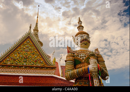 Custode gigantesca statua di guardia. Palazzo dei Re, Bangkok. Della Thailandia Foto Stock