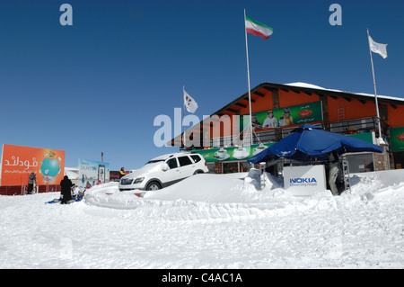 Dizin ski resort in Alborz montagne di Iran sotto un cielo blu Foto Stock