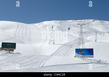 Dizin ski resort in Alborz montagne di Iran sotto un cielo blu Foto Stock