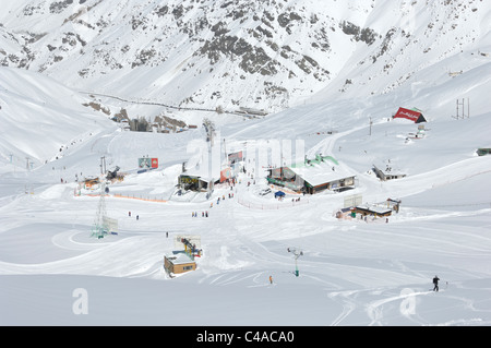 Dizin ski resort in Alborz montagne di Iran sotto un cielo blu Foto Stock