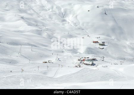 Dizin ski resort in Alborz montagne di Iran sotto un cielo blu e la caduta di neve Foto Stock