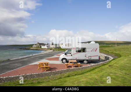 Uyeasound, Unst, isole Shetland, Scotland, Regno Unito. Camper in Gardiesfauld Ostello della gioventù campeggio in riva al mare. Foto Stock