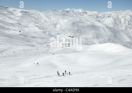 Dizin ski resort in Alborz montagne di Iran sotto un cielo blu Foto Stock