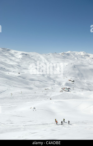 Dizin ski resort in Alborz montagne di Iran sotto un cielo blu Foto Stock