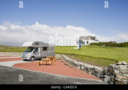 Camper nel tranquillo campeggio a Gardiesfauld Ostello della gioventù campeggio. Uyeasound, Unst, Isole Shetland Scozia, Regno Unito, Gran Bretagna Foto Stock