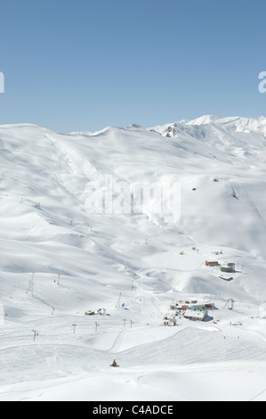 Dizin ski resort in Alborz montagne di Iran sotto un cielo blu Foto Stock