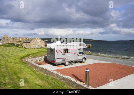 Uyeasound, Unst, isole Shetland, Scotland, Regno Unito. Camper in Gardiesfauld Ostello della gioventù campeggio in riva al mare. Foto Stock