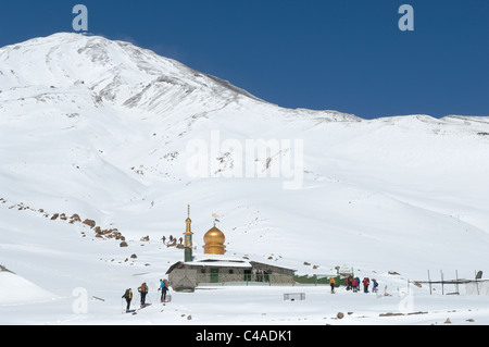 Un gruppo di alpinisti di sci sci fino al Saheb al Zaman moschea di Mt Damavand nel Alburz montagne dell'Iran in inverno. Foto Stock