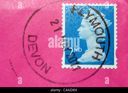 Una seconda classe (2nd) luce blu Royal Mail Post Office Francobollo con S.A.R. la Regina Elisabetta II capo sulla busta rosa Foto Stock