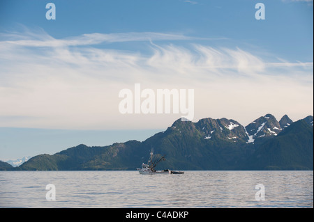 Prince William Sound, Alaska. Barche di pescare il salmone affumicato su una bella giornata neaer Knight Isola, Alaska. Foto Stock