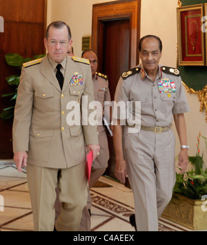 U.S.Presidente del Comune di capi di Stato Maggiore ammiraglio Mike Mullen (L) risponde con l'Egitto il maresciallo di campo Mohamed Hussein Tantawi (R). Foto Stock