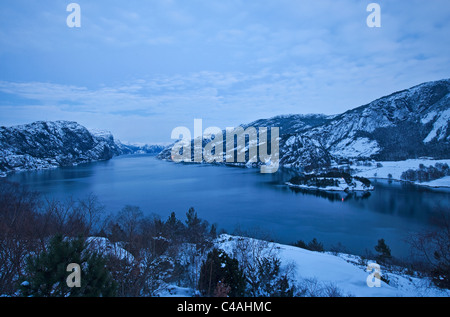 Lysefjord in inverno la neve. fiordo. Forsand, Rogaland, Norvegia Foto Stock