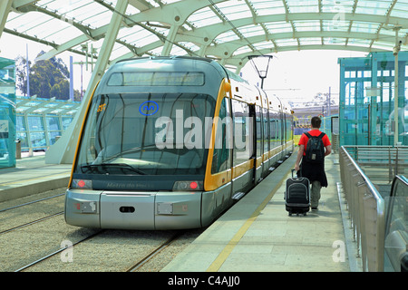 Metropolitana, dall'aeroporto di Porto, Portogallo Foto Stock