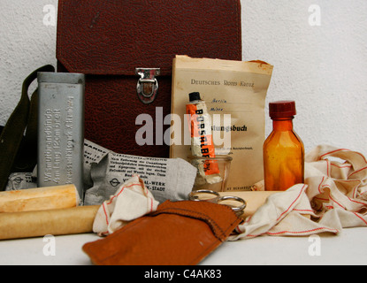 Uno storico tedesco kit di primo soccorso con diversi strumenti come comprime,bende,salve,un notebook di 'Croce Rossa tedesca" ecc.). Foto Stock