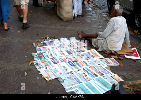 Un venditore di giornali a Bombay, India Foto Stock