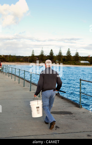 Pescatore sul molo di navi cisterna. Esperance Bay, Esperance, Australia occidentale, Australia Foto Stock