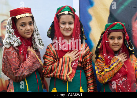 Tre allievi Alawite entro il tradizionale abito folcloristico prima di eseguire in festival Alawite/Londra Foto Stock
