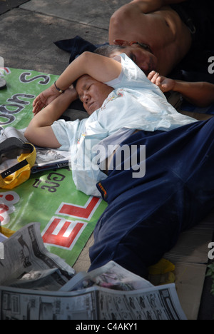 Senzatetto sonno agitato vicino Phao Praya Rver, Bangkok, Thailandia. Foto Stock