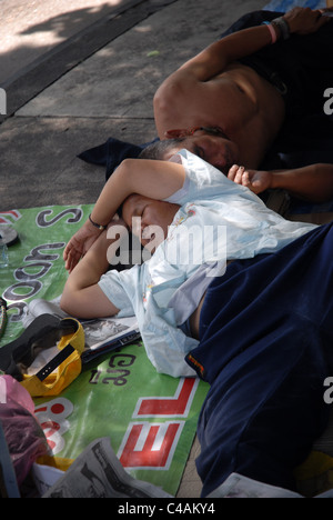 Senzatetto sonno agitato vicino Phao Praya Rver, Bangkok, Thailandia. Foto Stock