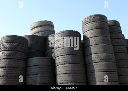 Pila di vecchi pneumatici per il riciclaggio Foto Stock