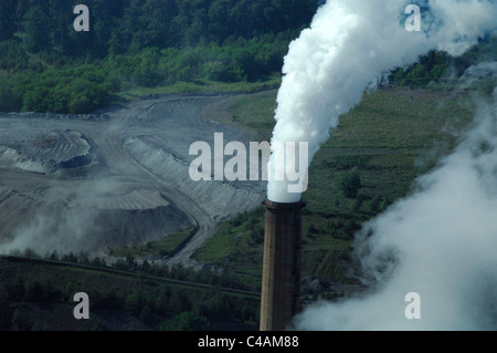 Vista aerea del fumo camino del carbone energia elettrica ferroviaria Emile Huchet Carling SAINT AVOLD, Moselle, Lorena, Francia Foto Stock