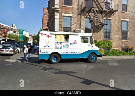 Mister Softee ice cream carrello parcheggiato in gentrifying DUMBO quartiere in una bella giornata di primavera in Brooklyn New York Foto Stock