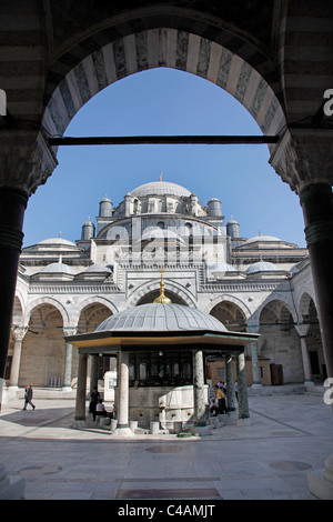 Cortile del sultano Bayezid II Mosque attraverso un arco ad Istanbul in Turchia Foto Stock