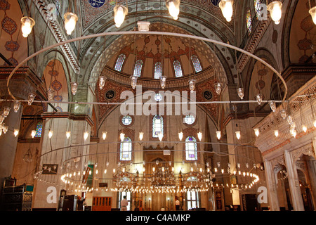 Interni e la decorazione del tetto del sultano Bayezid II moschea di Istanbul, Turchia Foto Stock