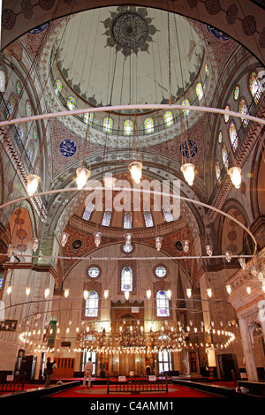 Interni e la decorazione del tetto del sultano Bayezid II moschea di Istanbul, Turchia Foto Stock