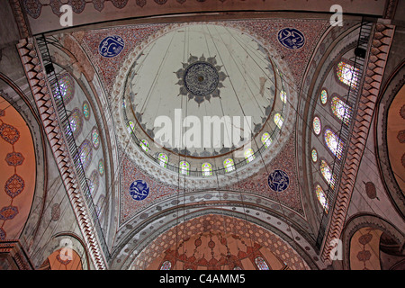 Interni e la decorazione del tetto del sultano Bayezid II moschea di Istanbul, Turchia Foto Stock