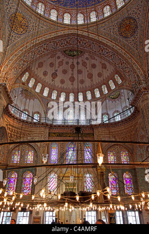 Interni e decorazioni del tetto della Moschea Blu, noto anche come la Moschea del Sultano Ahmed, ad Istanbul in Turchia Foto Stock