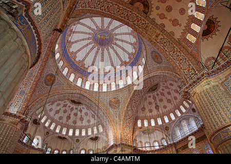 Interni e decorazioni del tetto della Moschea Blu, noto anche come la Moschea del Sultano Ahmed, ad Istanbul in Turchia Foto Stock