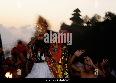 Uomini Balinese ketchak danza di Ulu Watu tempio, Bali Foto Stock