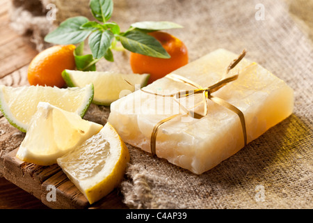 Pezzo di fatti a mano sapone di limone. Foto Stock