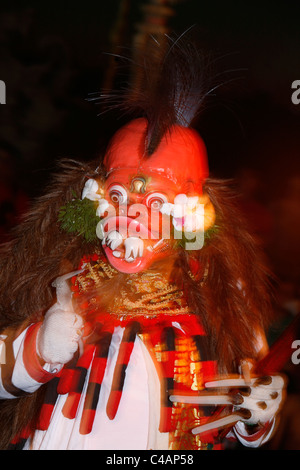 Uomini Balinese ketchak danza di Ulu Watu tempio, Bali Foto Stock