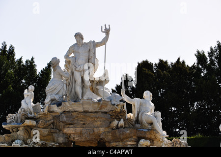 Statua del dio greco Nettuno in una fontana a vienna Foto Stock